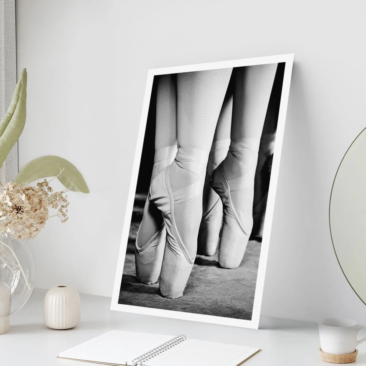 Affiche - Poster - Une affiche en noir et blanc représentant des chaussons de pointe de ballet. - 50x70cm - Ensemble, simple - Décoration murale moderne pour le salon et la chambre ARTTOR