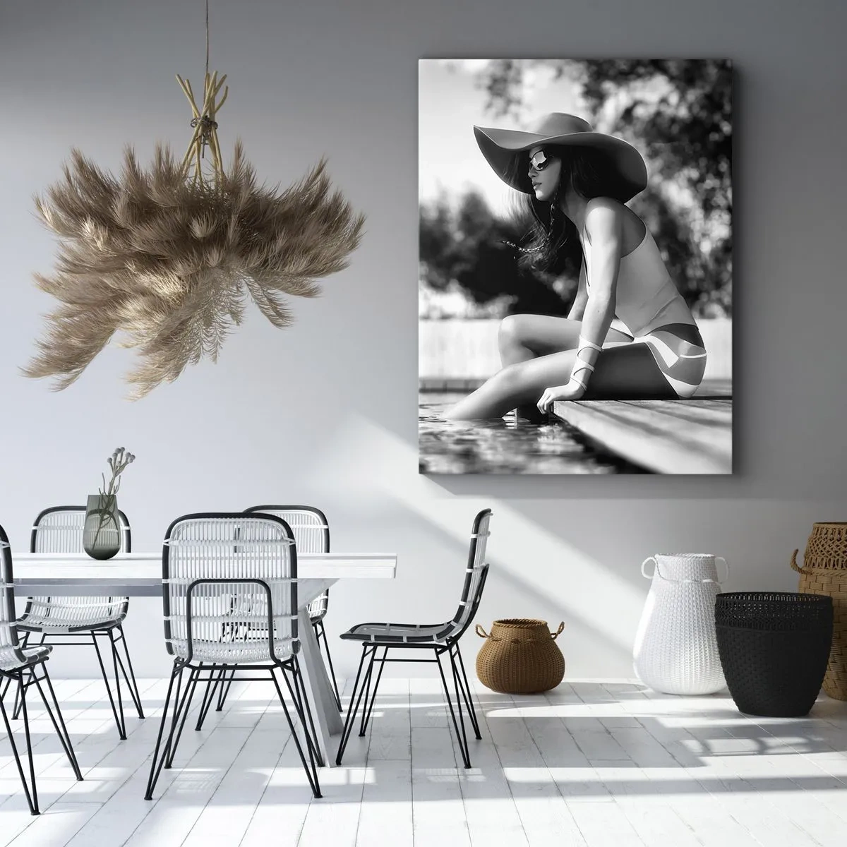 Impression sur toile - Image sur toile - Femme au chapeau au bord de la piscine en noir et blanc - 80x120cm - Rêve d'été - Décoration murale moderne pour le salon et la chambre ARTTOR