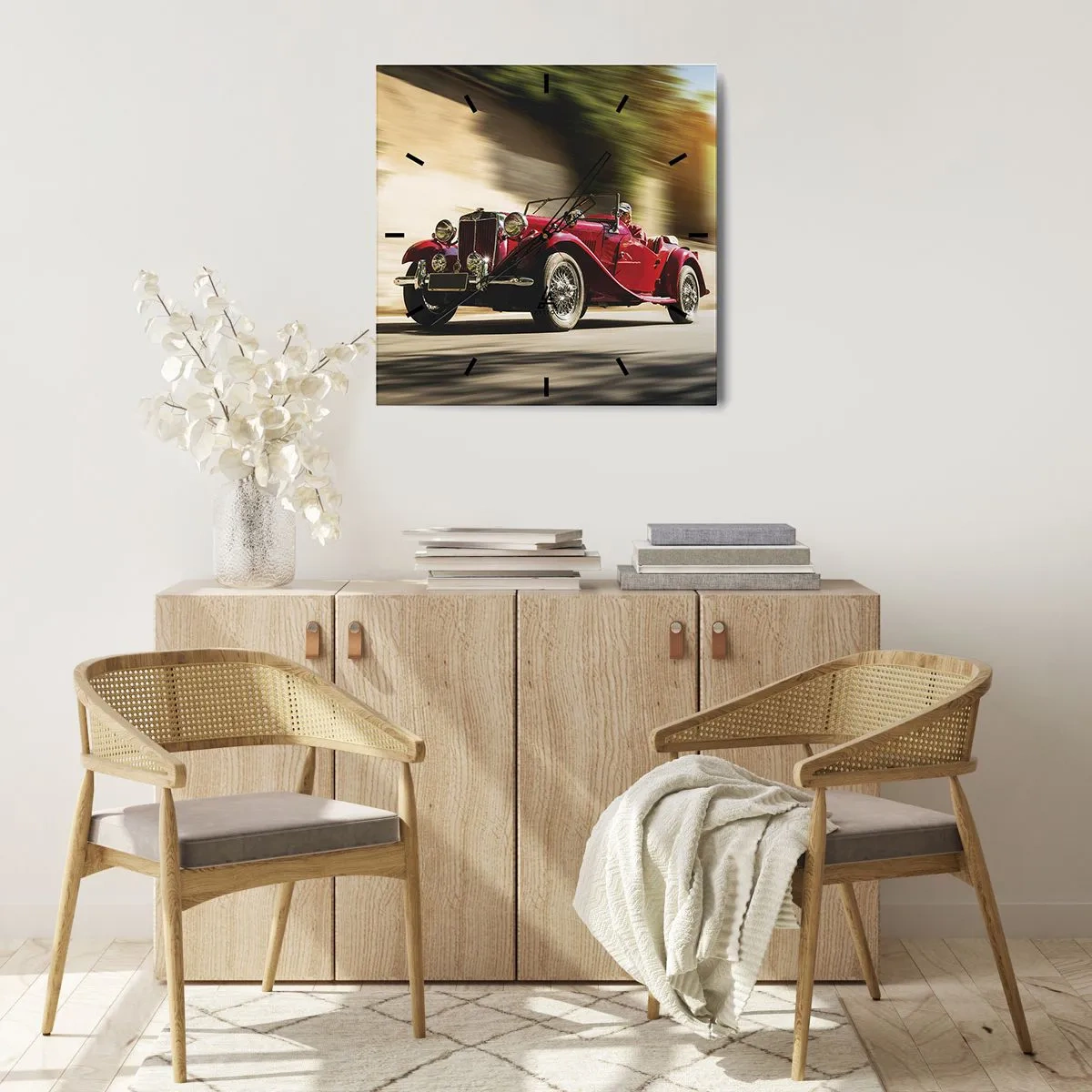 Horloge murale - Pendule murale - Voiture classique rouge en mouvement dans une rue ensoleillée - 30x30cm - Plus belle que Nike de Samothrace - Décoration murale moderne pour le salon et la chambre ARTTOR