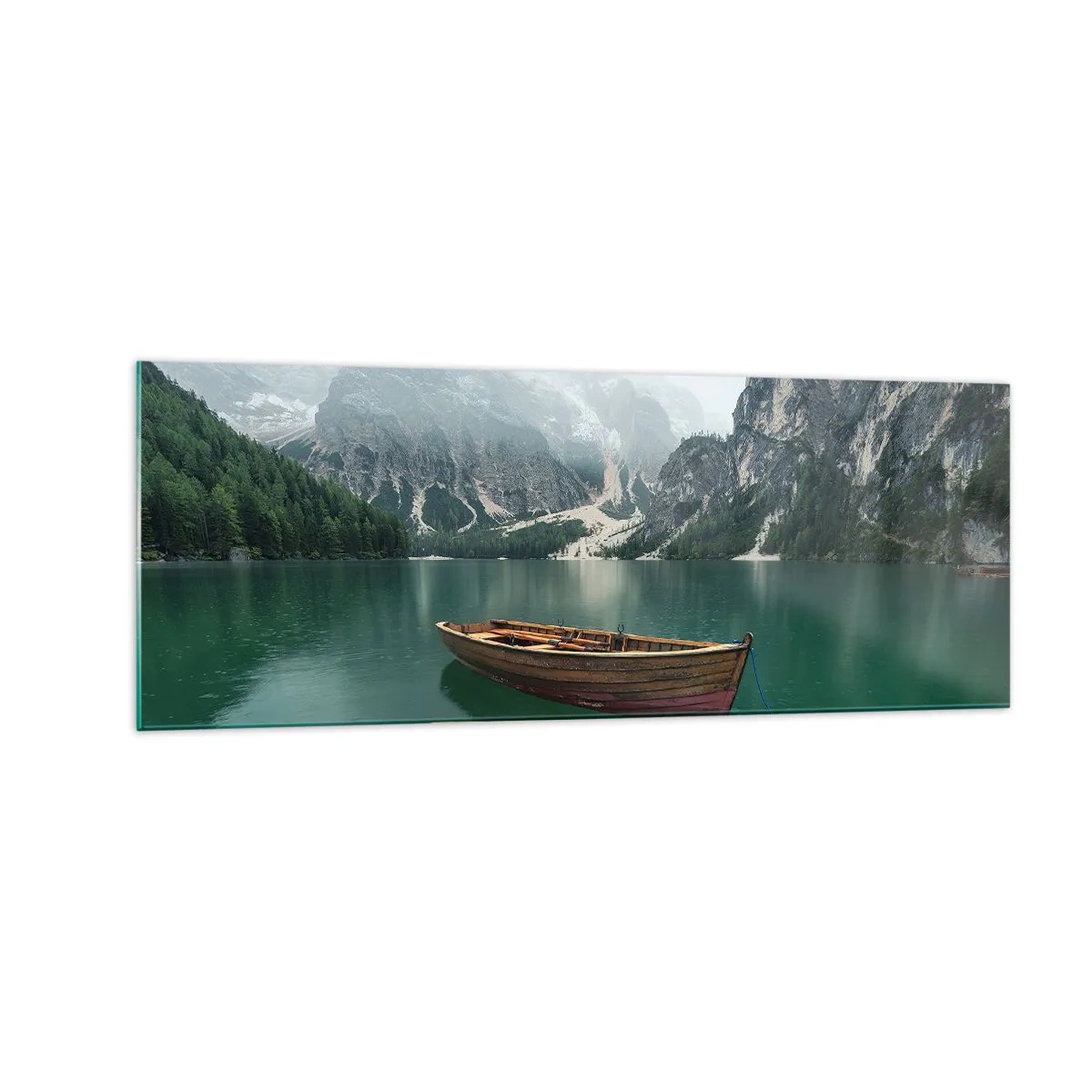 Impression sur verre - Image sur verre - Un bateau en bois sur un quai sur un lac entouré de montagnes - 140x50cm - Faire face à la fierté des rochers - Décoration murale moderne pour le salon et la chambre ARTTOR