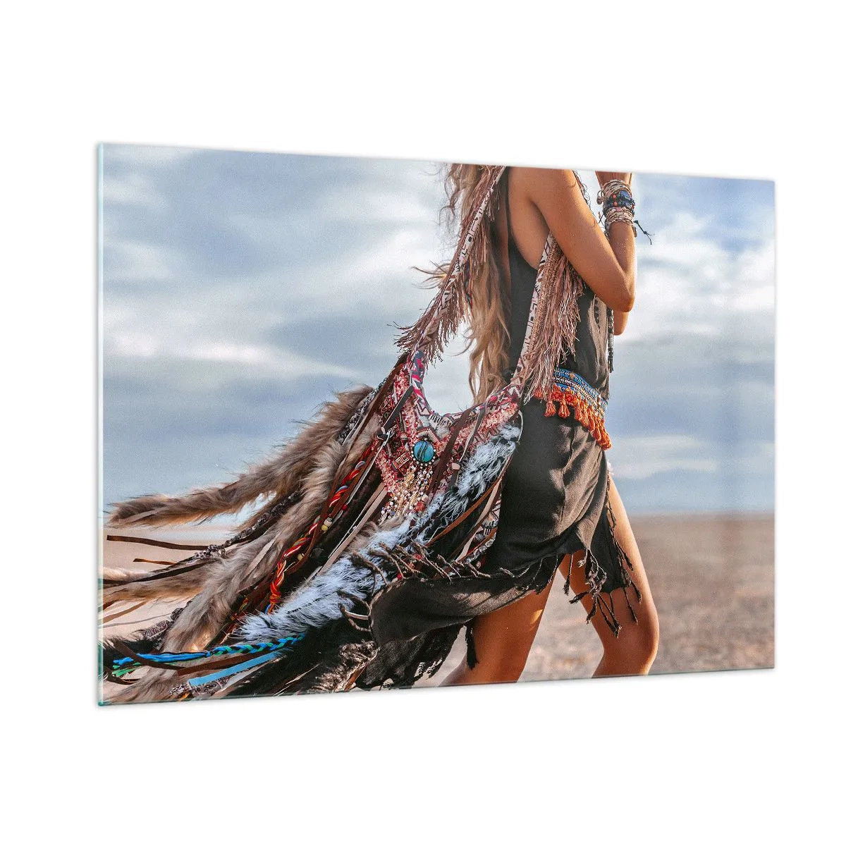 Impression sur verre - Image sur verre - Femme de style bohème avec plumes et décorations sur fond de désert - 100x70cm - La fille du chaman - Décoration murale moderne pour le salon et la chambre ARTTOR