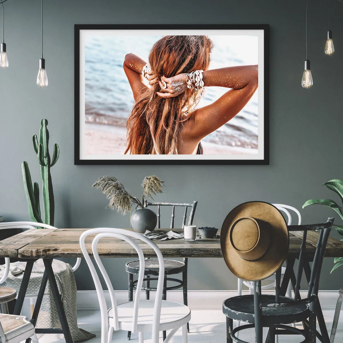 Affiche dans un cadre noir - Poster - Une femme sur la plage avec ses cheveux flottant au soleil - 70x50cm - La soeur de l'eau et du soleil - Décoration murale moderne pour le salon et la chambre ARTTOR