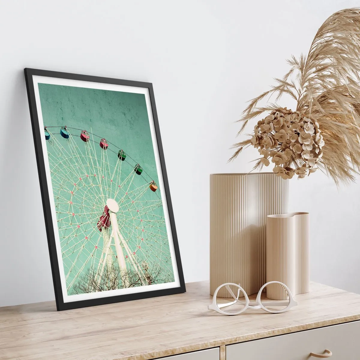 Affiche dans un cadre noir - Poster - Une grande roue rétro contre un ciel menthe - 50x70cm - Nous vous invitons à vous amuser - Décoration murale moderne pour le salon et la chambre ARTTOR
