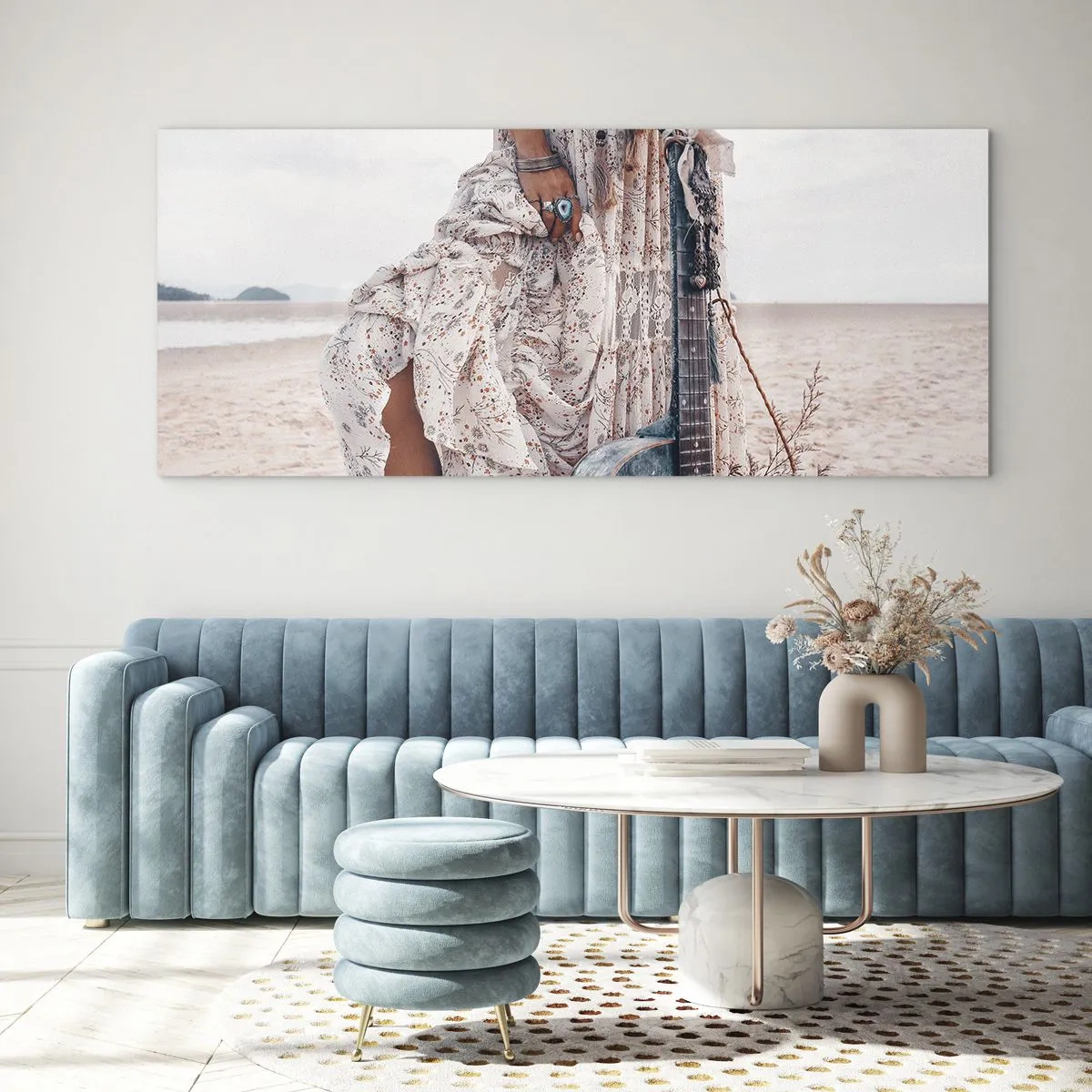 Impression sur verre - Image sur verre - Femme de style bohème avec guitare sur la plage - 120x50cm - Enfant de fleur en route - Décoration murale moderne pour le salon et la chambre ARTTOR
