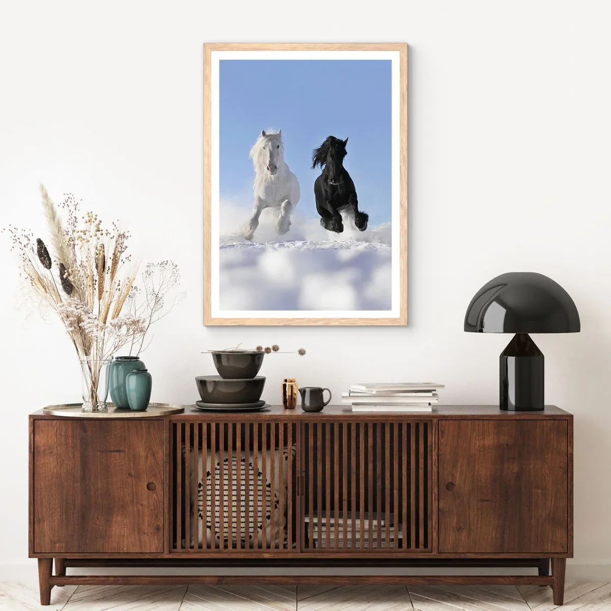 Affiche dans un chêne clair - Poster - Galop noir et blanc - 70x100 cm