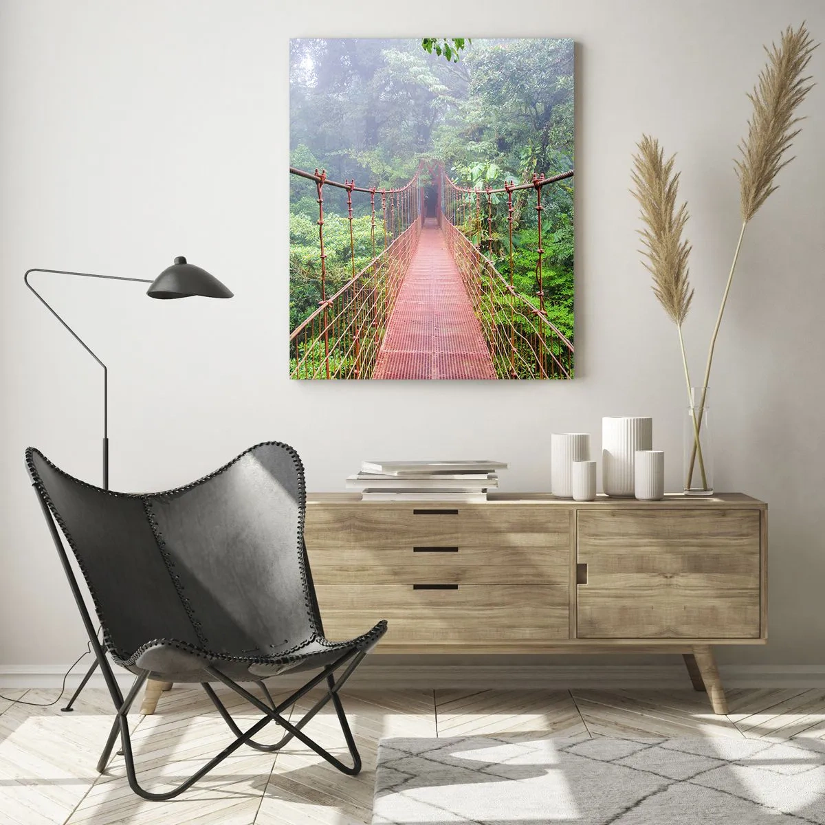Impression sur verre - Image sur verre - Un pont suspendu dans une jungle tropicale entourée de brouillard - 80x120cm - Suspendu sur les couronnes - Décoration murale moderne pour le salon et la chambre ARTTOR