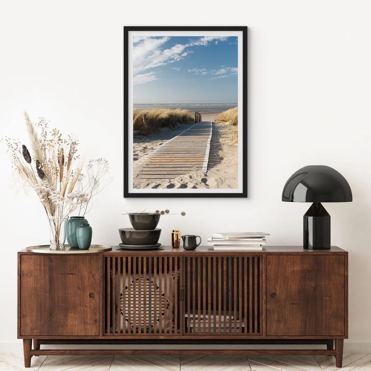 Affiche dans un cadre noir - Poster - Derrière la dune, dans le bruissement de l'herbe - 70x100 cm