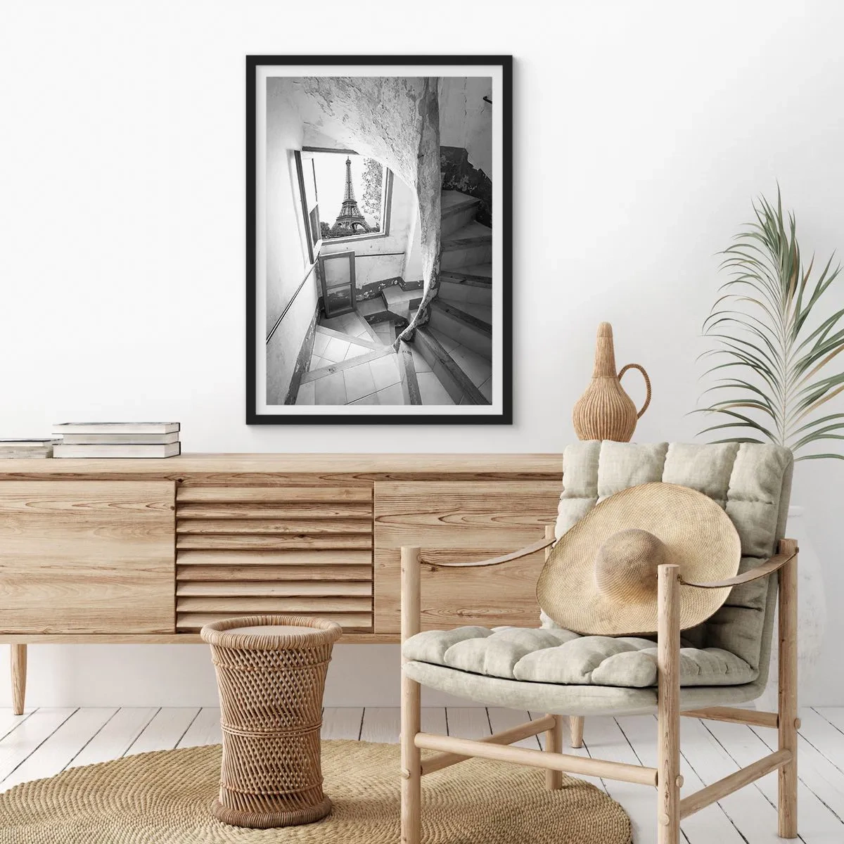 Affiche dans un cadre noir - Poster - Vue de la Tour Eiffel à travers une fenêtre d'un immeuble ancien - 50x70cm - Quelle vue! - Décoration murale moderne pour le salon et la chambre ARTTOR