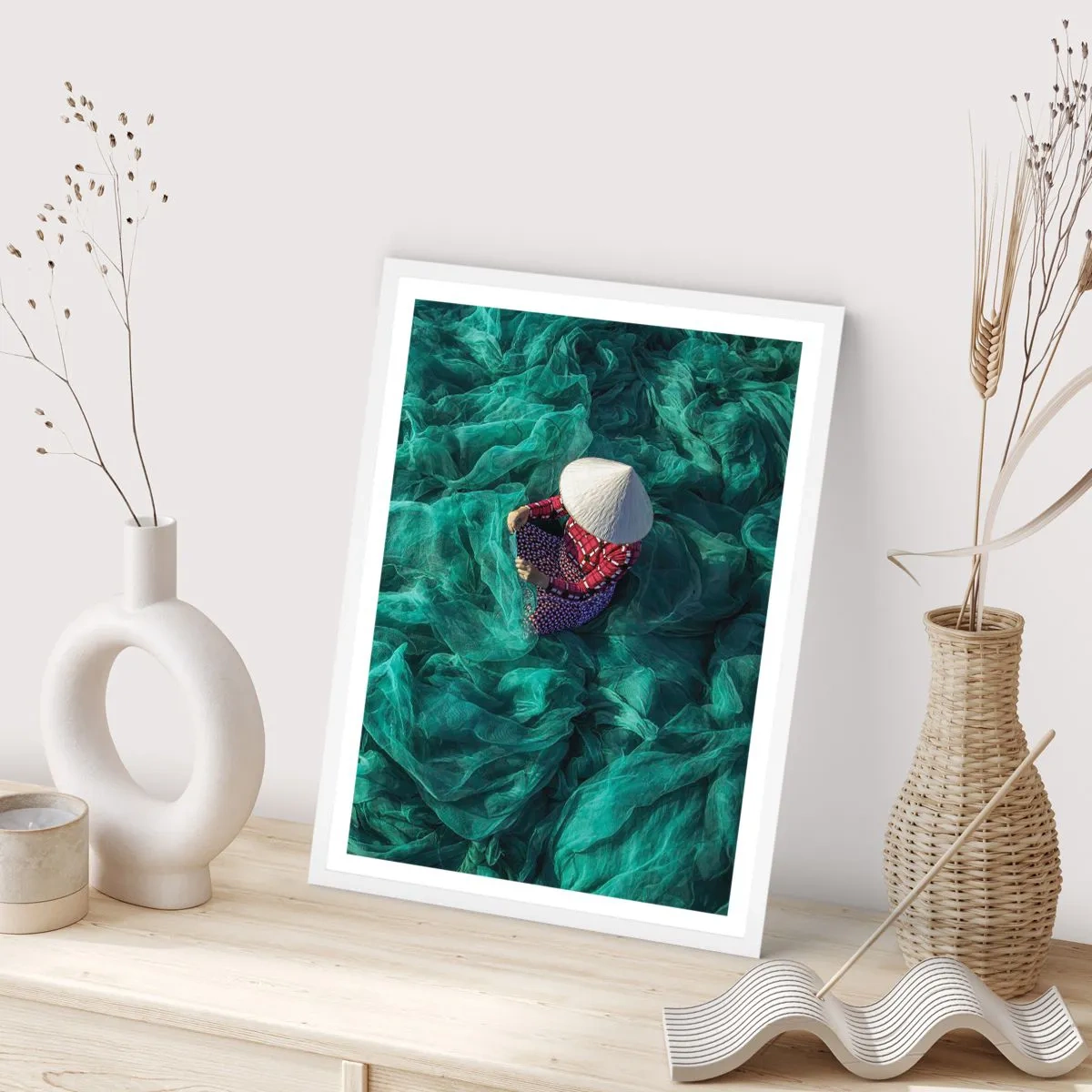 Affiche dans un cadre blanc - Poster - Dans une mer de filet - 70x100 cm