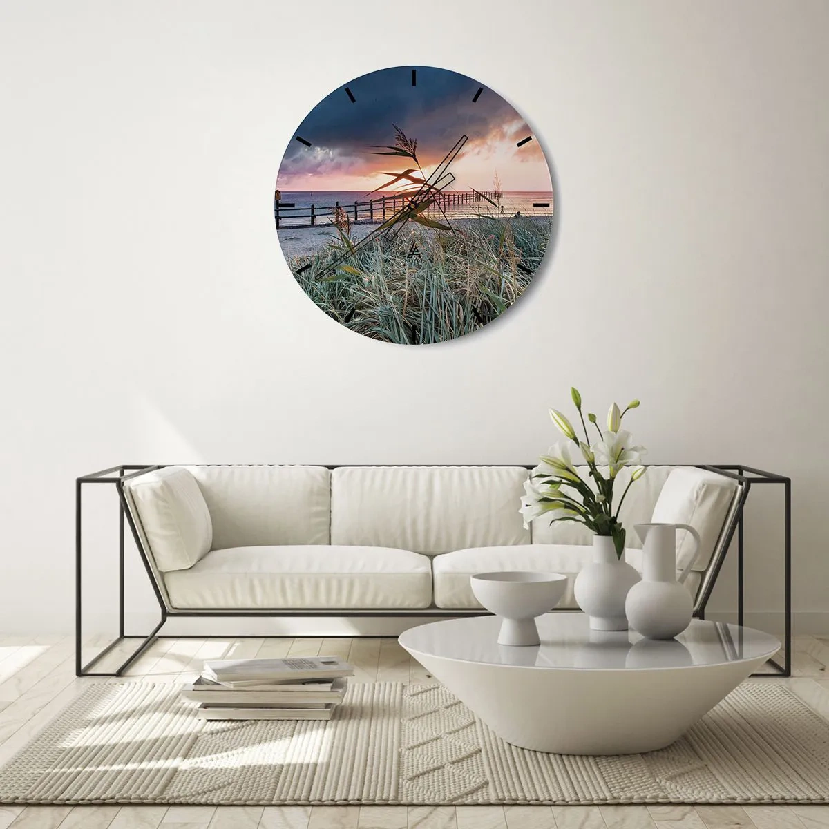 Horloge murale - Pendule murale - Une vue de la jetée au coucher du soleil avec des herbes au premier plan - 30x30cm - Ça ne passe pas avec le vent - Décoration murale moderne pour le salon, la cuisine et la chambre ARTTOR