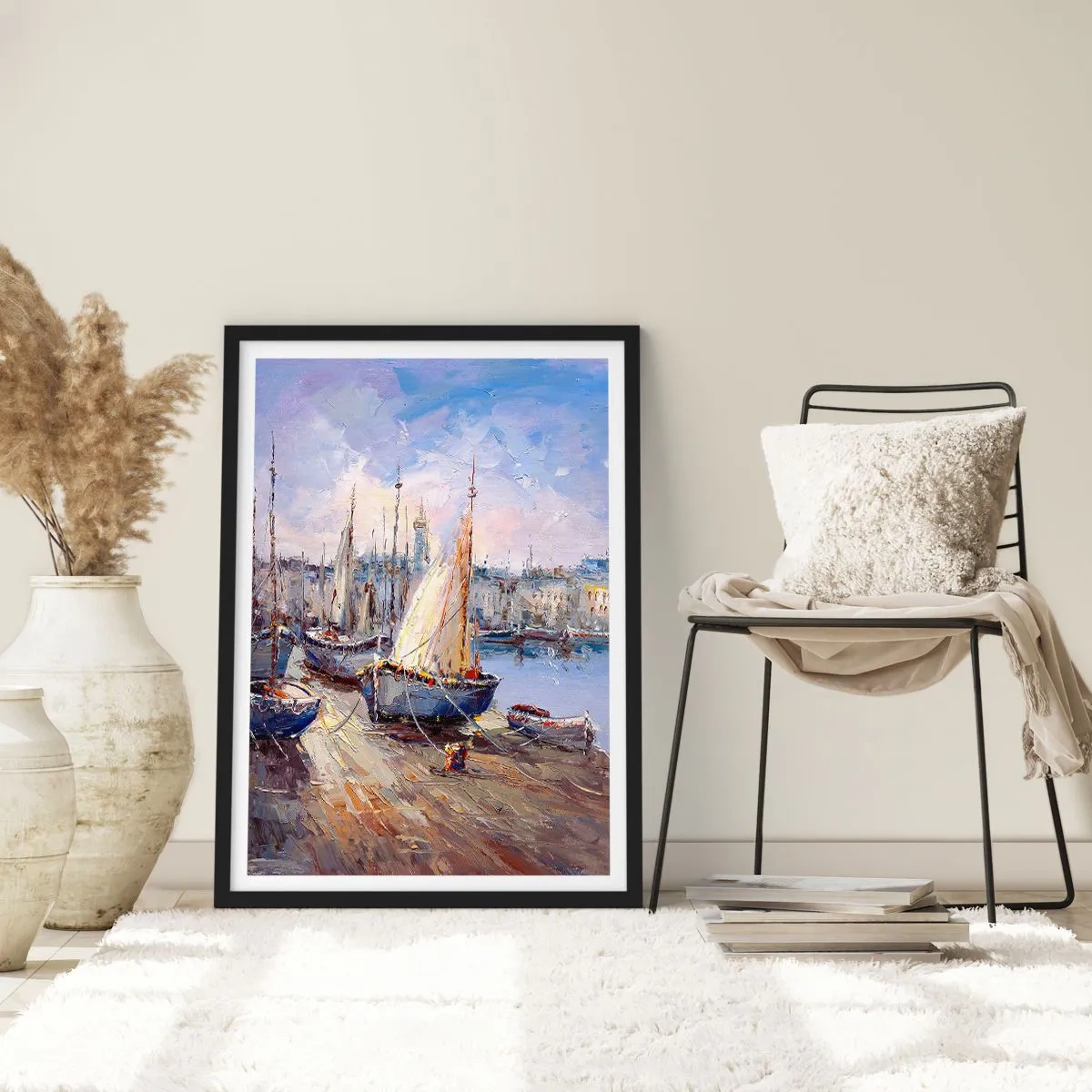 Affiche dans un cadre noir - Poster - Voiliers dans un port pittoresque éclairé par les rayons du soleil - 50x70cm - Une ville au bord de la baie - Décoration murale moderne pour le salon et la chambre ARTTOR