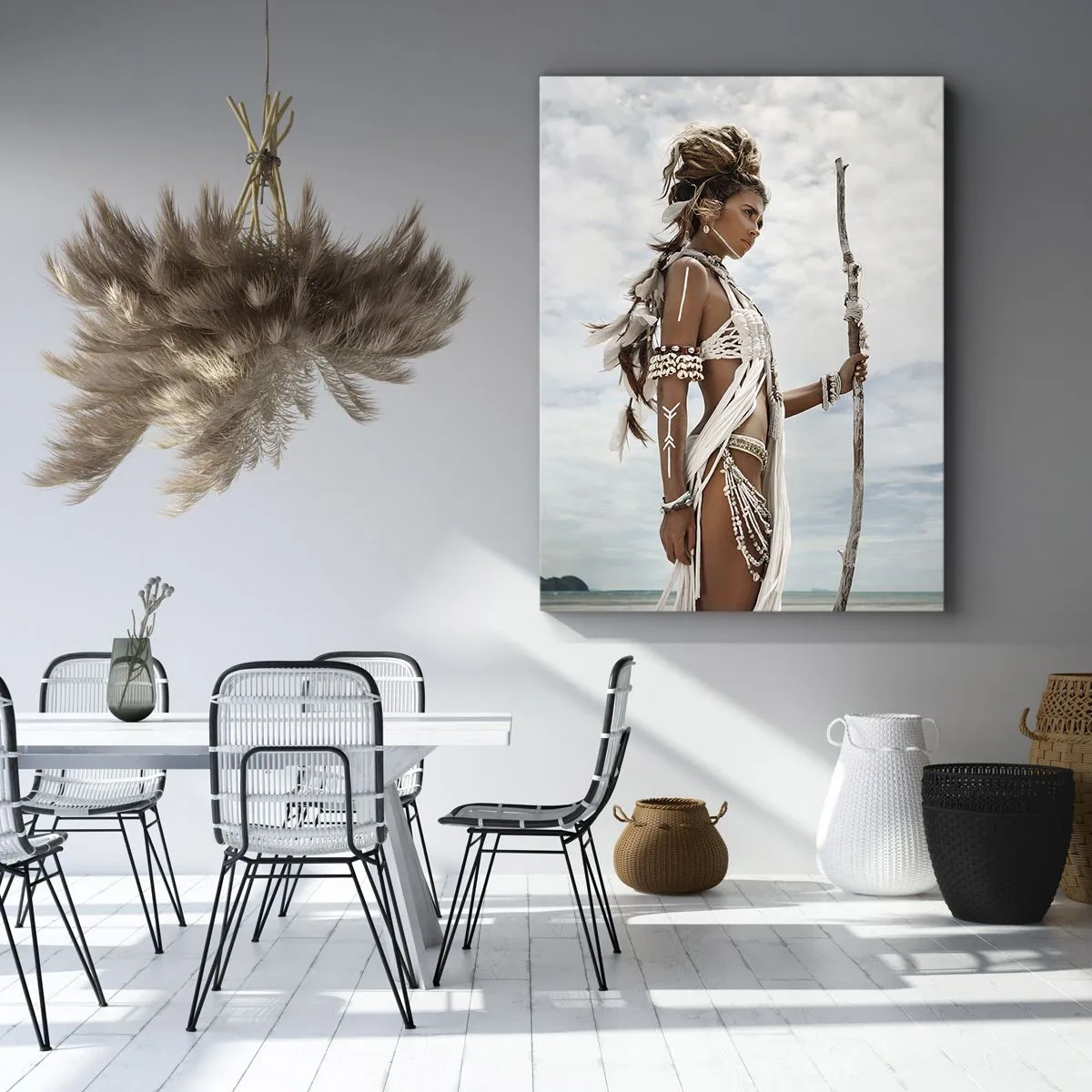 Impression sur toile - Image sur toile - Femme stylisée sur la plage avec des ornements ethniques et un bâton - 80x120cm - Reine des tropiques - Décoration murale moderne pour le salon et la chambre ARTTOR