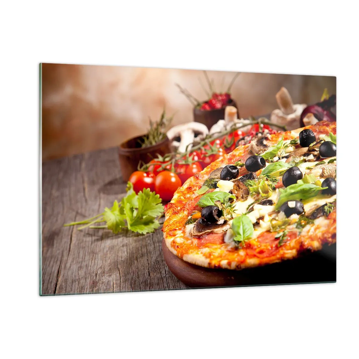 Impression sur verre - Image sur verre - Pizza aux olives, champignons et herbes fraîches sur une table en bois - 120x80cm - Des ingrédients telluriques - Décoration murale moderne pour le salon et la chambre ARTTOR