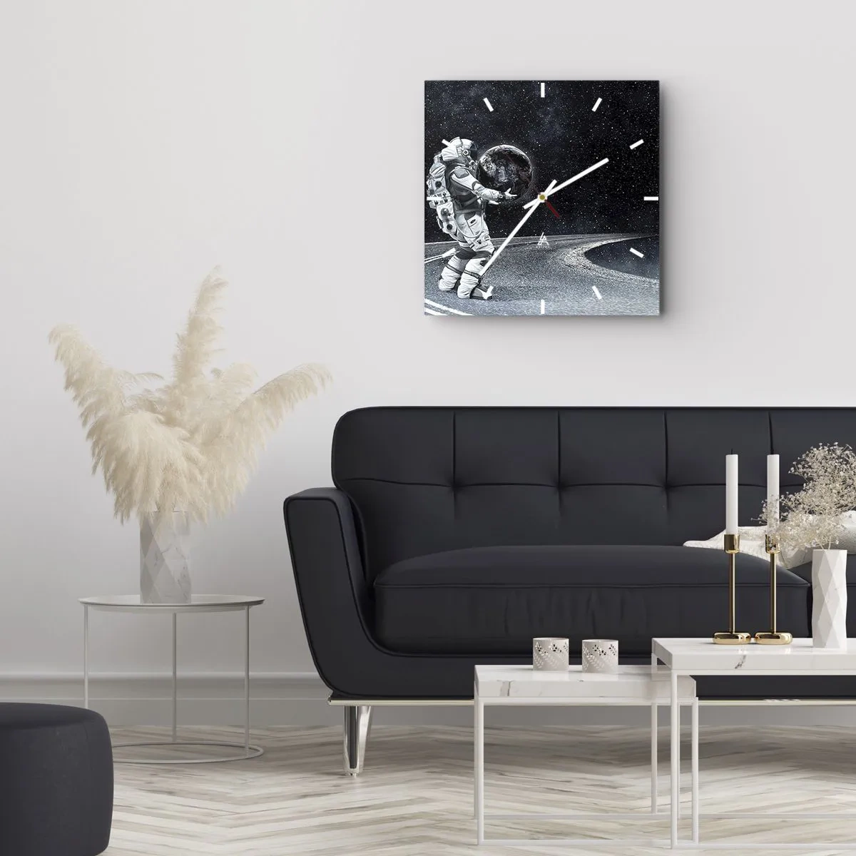 Horloge murale - Pendule murale - Astronaute avec la Terre contre le ciel étoilé - 30x30cm - Sur la Voie Lactée - Décoration murale moderne pour le salon et la chambre ARTTOR