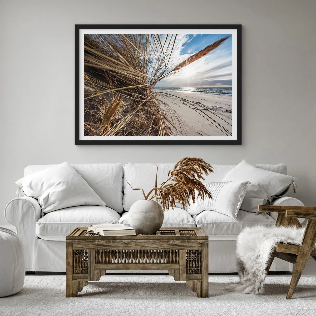 Affiche dans un cadre noir - Poster - Une plage avec de l'herbe sèche sur les dunes et une vue sur la mer - 70x50cm - Rencontre des éléments - Décoration murale moderne pour le salon et la chambre ARTTOR