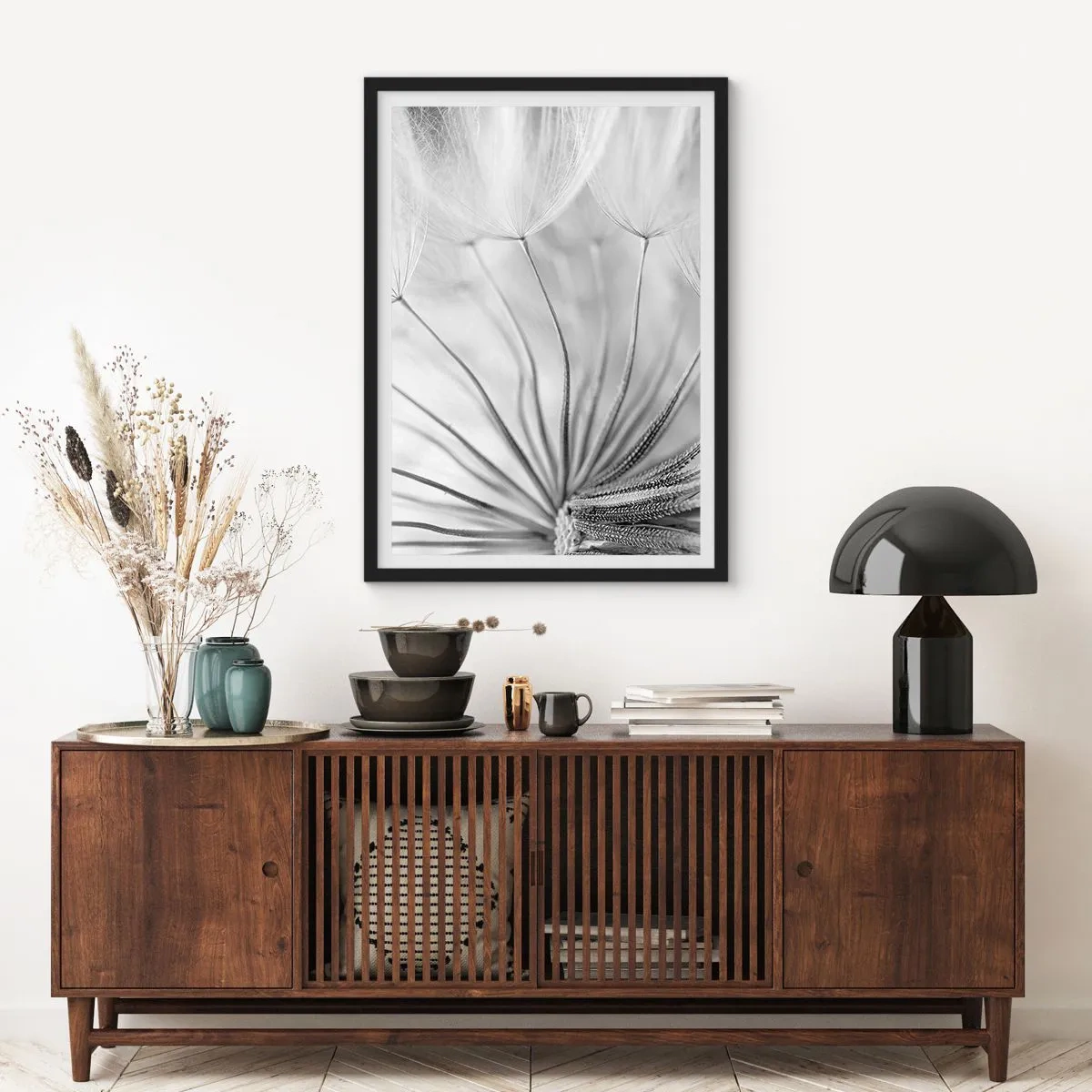 Affiche dans un cadre noir - Poster - Photographie macro noir et blanc d'un pissenlit avec des détails subtils - 50x70cm - Aigrette avant son envol - Décoration murale moderne pour le salon et la chambre ARTTOR