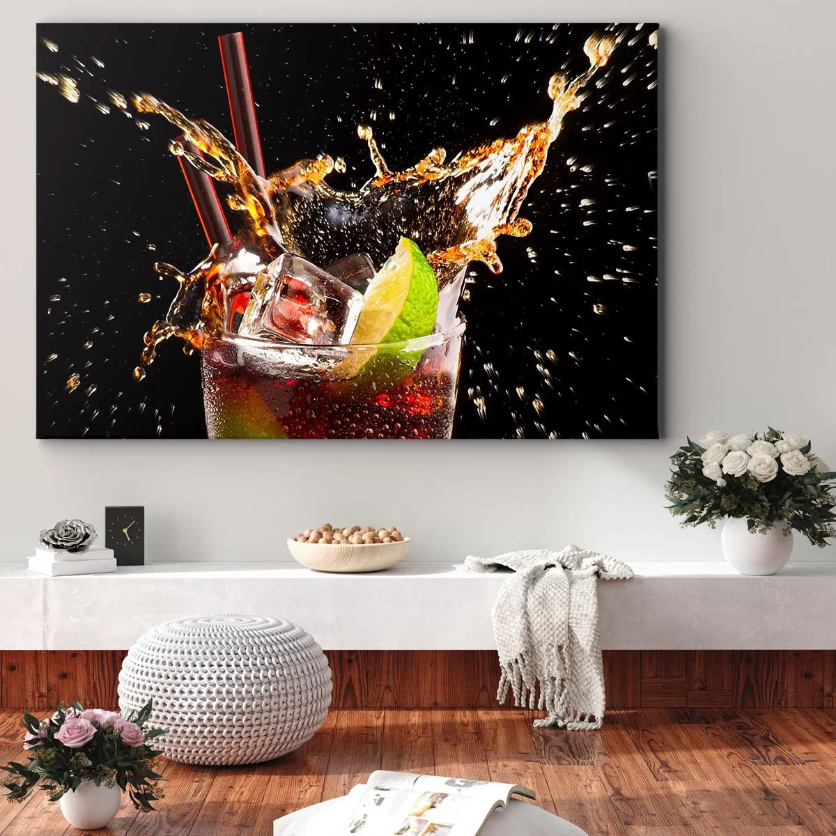 Impression sur toile - Image sur toile - Un verre de boisson, citron vert et glace au moment des éclaboussures dynamiques - 70x50cm - Joie et énergie des couleurs - Décoration murale moderne pour le salon et la chambre ARTTOR