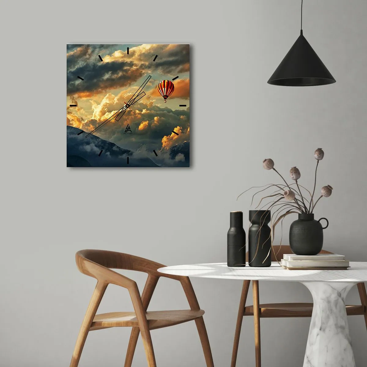 Horloge murale - Pendule murale - Un ballon sur fond de nuages dramatiques - 30x30cm - Je vole parce que je veux - Décoration murale moderne pour le salon et la chambre ARTTOR