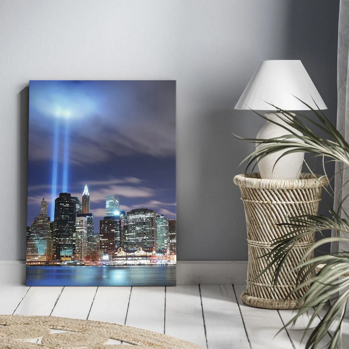 Impression sur toile - Image sur toile - Panorama nocturne de la ville avec deux faisceaux lumineux dans le ciel - 70x100cm - Atteindre le ciel avec la lumière - Décoration murale moderne pour le salon et la chambre ARTTOR