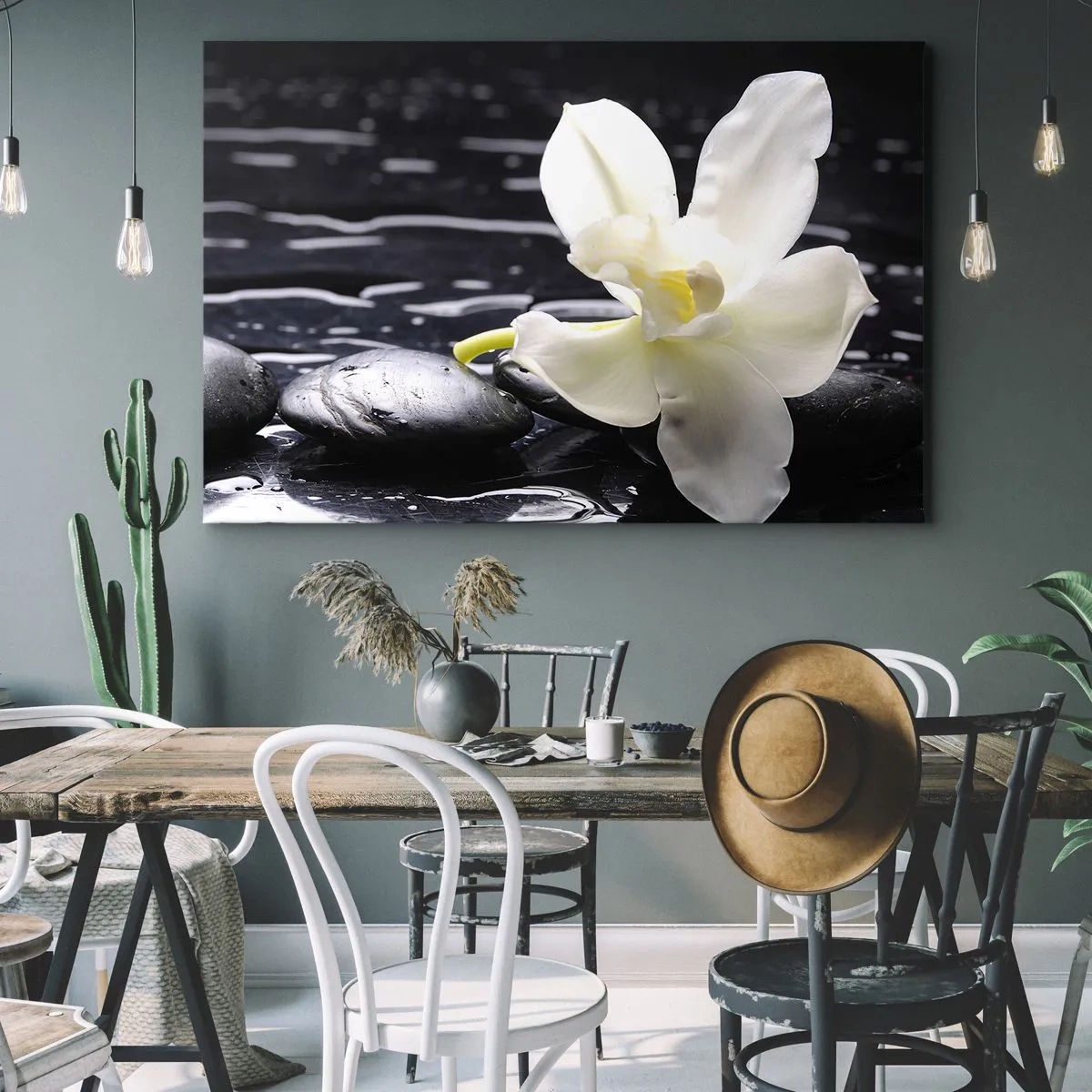 Impression sur toile - Image sur toile - Une orchidée blanche sur un fond de pierres noires et d'eau. - 70x50cm - Étude en noir et blanc - Décoration murale moderne pour le salon et la chambre ARTTOR