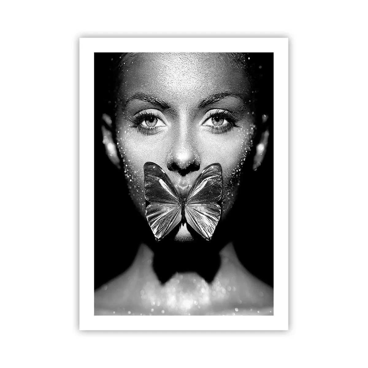 Affiche - Poster - Portrait d'une femme avec un papillon sur les lèvres en noir et blanc - 50x70cm - Baiser papillon - Décoration murale moderne pour le salon et la chambre ARTTOR