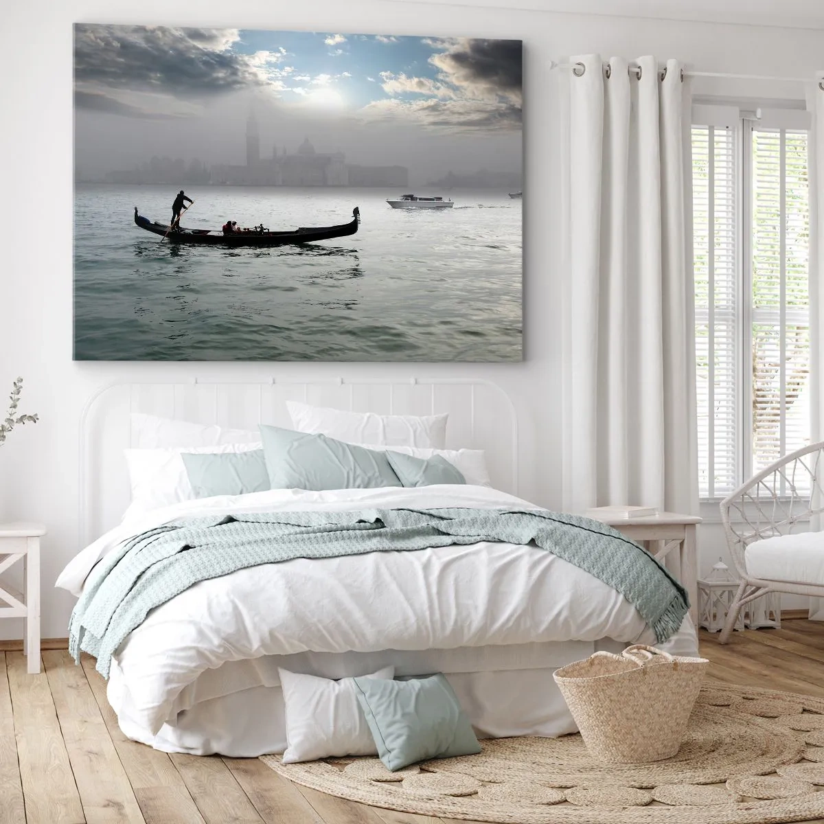 Impression sur toile - Image sur toile - Une gondole glisse sur les eaux de Venise par un matin brumeux, surplombant la ville. - 70x50cm - Une ville fabuleuse faite d'eau et de brouillard - Décoration murale moderne pour le salon et la chambre ARTTOR