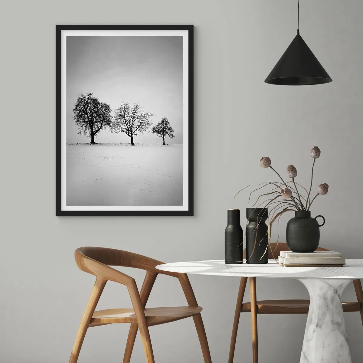 Affiche dans un cadre noir - Poster - Trois arbres dans un champ enneigé en noir et blanc - 50x70cm - A quoi rêvent-ils? - Décoration murale moderne pour le salon et la chambre ARTTOR