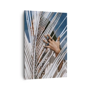 Impression sur toile - Image sur toile - Une femme cachée derrière des feuilles de palmier avec des bagues aux mains. - 70x100cm - Fille de chaman ? - Décoration murale moderne pour le salon et la chambre ARTTOR