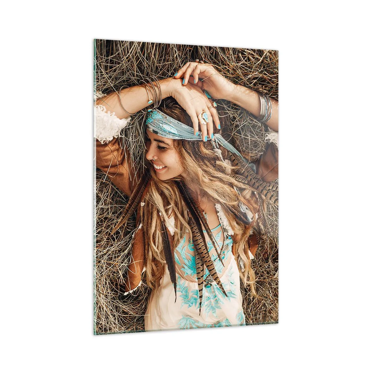 Impression sur verre - Image sur verre - Femme de style bohème allongée dans le foin souriante - 50x70cm - En route vers les années d'amour - Décoration murale moderne pour le salon et la chambre ARTTOR