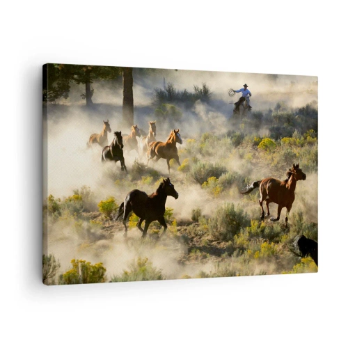 Impression sur toile - Image sur toile - Un troupeau de chevaux sauvages galopant à travers la poussière et la végétation - 70x50cm - Rivalité - liberté ou force masculine ? - Décoration murale moderne pour le salon et la chambre ARTTOR