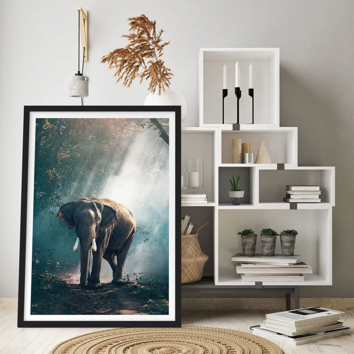 Affiche dans un cadre noir - Poster - Un éléphant se prélassant au soleil dans une forêt dense - 50x70cm - Une balade tranquille - Décoration murale moderne pour le salon et la chambre ARTTOR