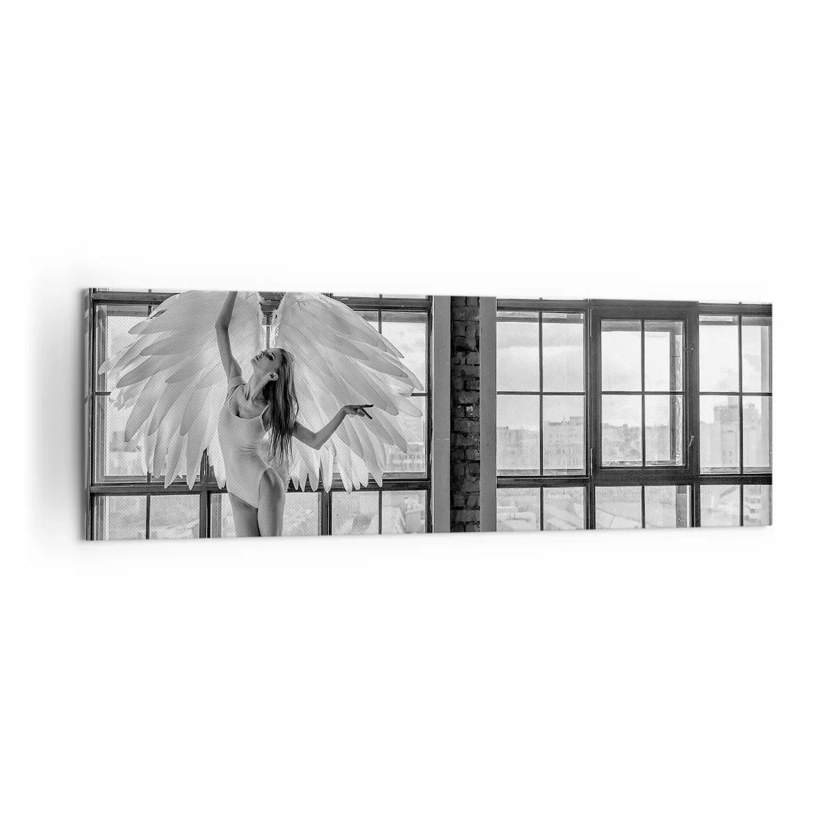 Impression sur toile - Image sur toile - Une femme avec des ailes d'ange sur fond de fenêtre de loft - 160x50cm - La ville des anges? - Décoration murale moderne pour le salon et la chambre ARTTOR