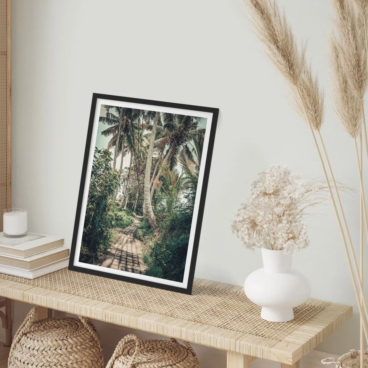 Affiche dans un cadre noir - Poster - Un chemin exotique parmi les palmiers dans un paysage tropical - 50x70cm - Allée des palmiers - Décoration murale moderne pour le salon et la chambre ARTTOR