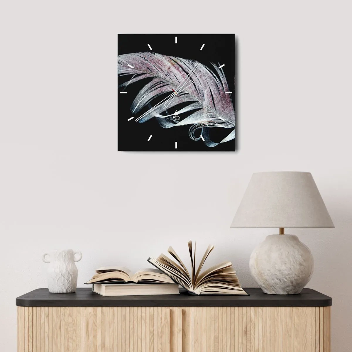 Horloge murale - Pendule murale - Une plume délicate sur fond noir dans une démarche artistique - 30x30cm - Pensez au toucher - Décoration murale moderne pour le salon et la chambre ARTTOR