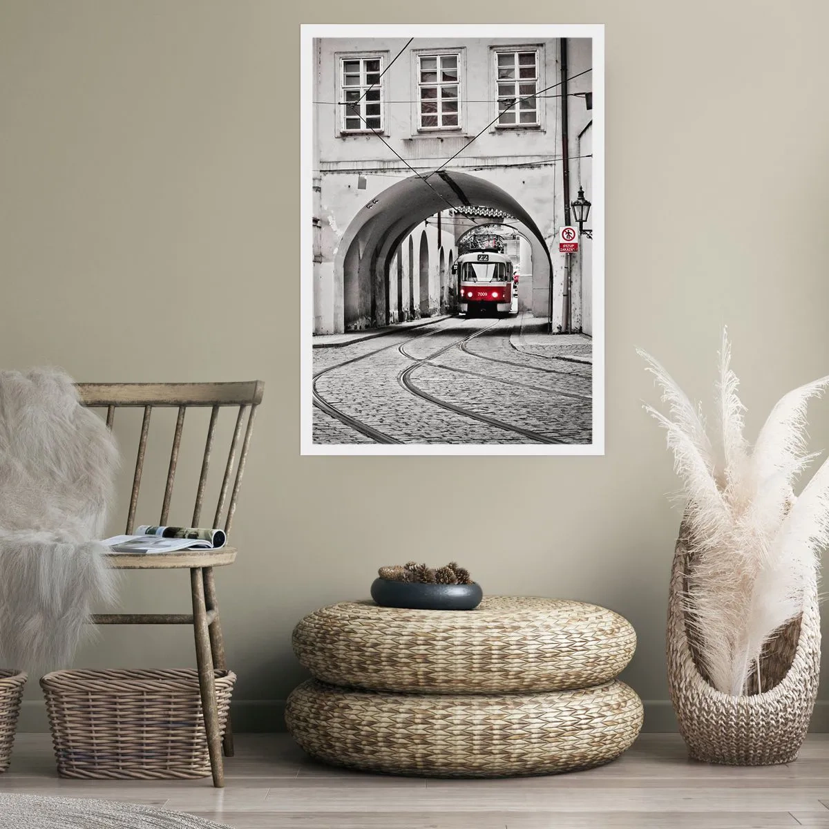 Affiche - Poster - Tramway rouge dans un décor noir et blanc - 50x70cm - Dans le labyrinthe de la ville - Décoration murale moderne pour le salon et la chambre ARTTOR