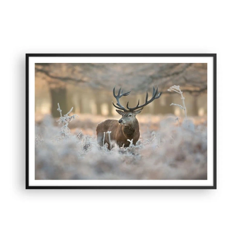 Affiche dans un cadre noir - Poster - Un cerf dans une clairière givrée dans une forêt hivernale aux couleurs subtiles - 100x70cm - Une matinée animée - Décoration murale moderne pour le salon et la chambre ARTTOR