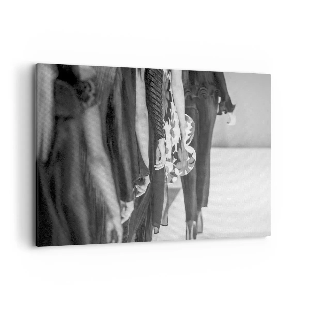 Impression sur toile - Image sur toile - Une scène de défilé en noir et blanc montrant les détails des robes et des silhouettes des mannequins. - 120x80cm - Un défilé stylé - Décoration murale moderne pour le salon et la chambre ARTTOR
