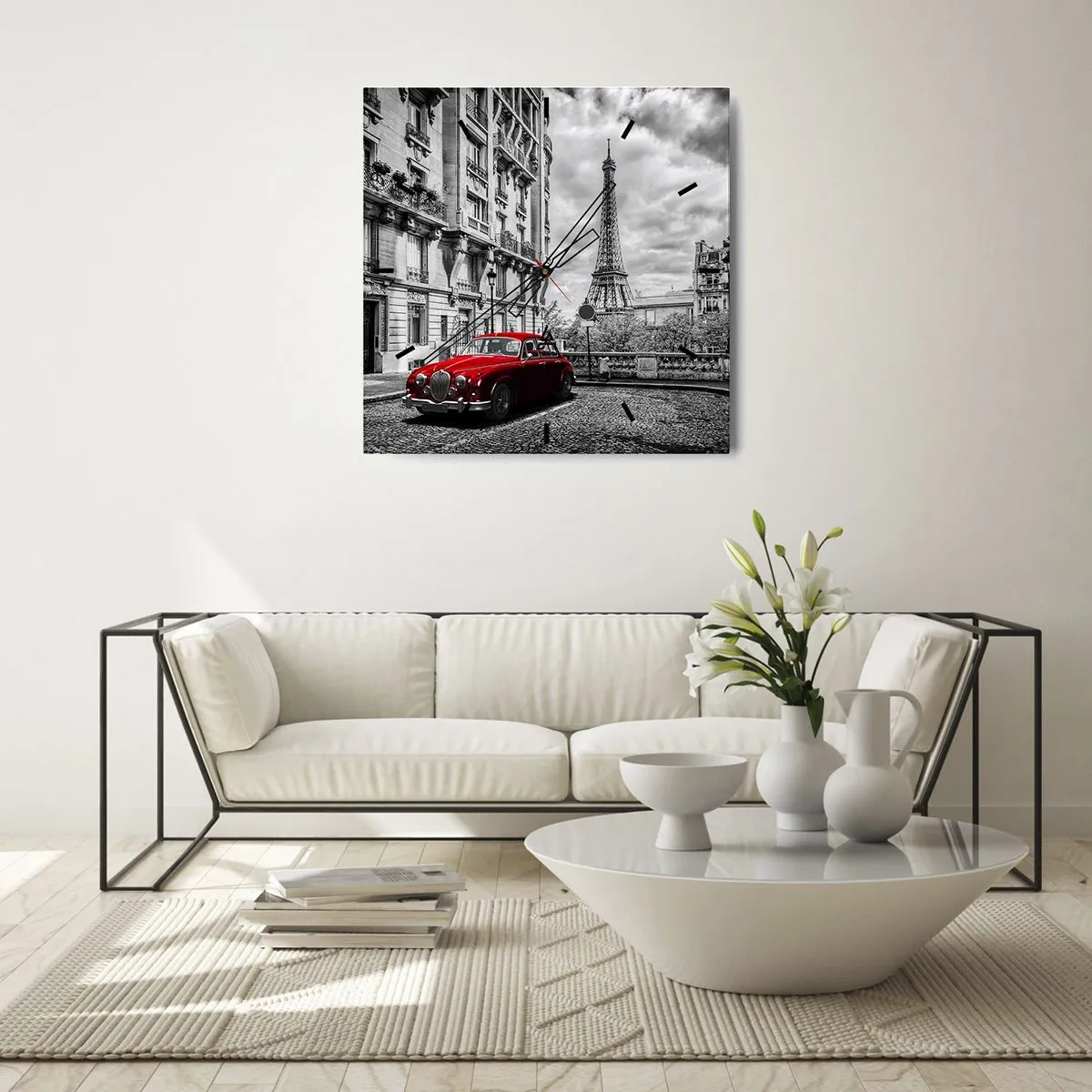 Horloge murale - Pendule murale - Une voiture rouge avec la Tour Eiffel en arrière-plan dans un décor noir et blanc - 30x30cm - Prédateur dans la ville - Décoration murale moderne pour le salon et la chambre ARTTOR