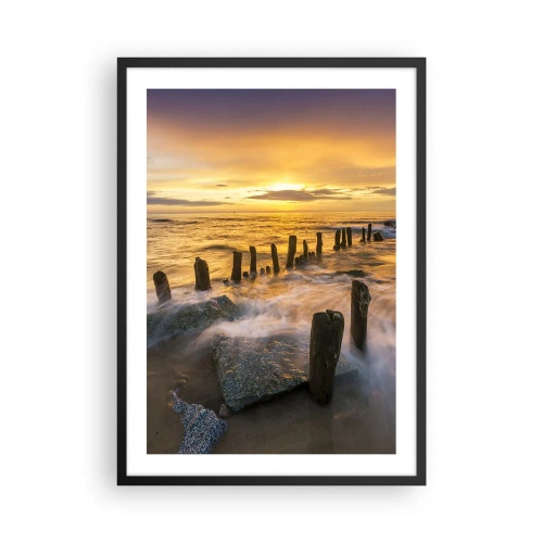 Affiche dans un cadre noir - Poster - Coucher de soleil sur la mer avec des poteaux en bois sur la plage - 50x70cm - La beauté brute de la mer Baltique - Décoration murale moderne pour le salon et la chambre ARTTOR