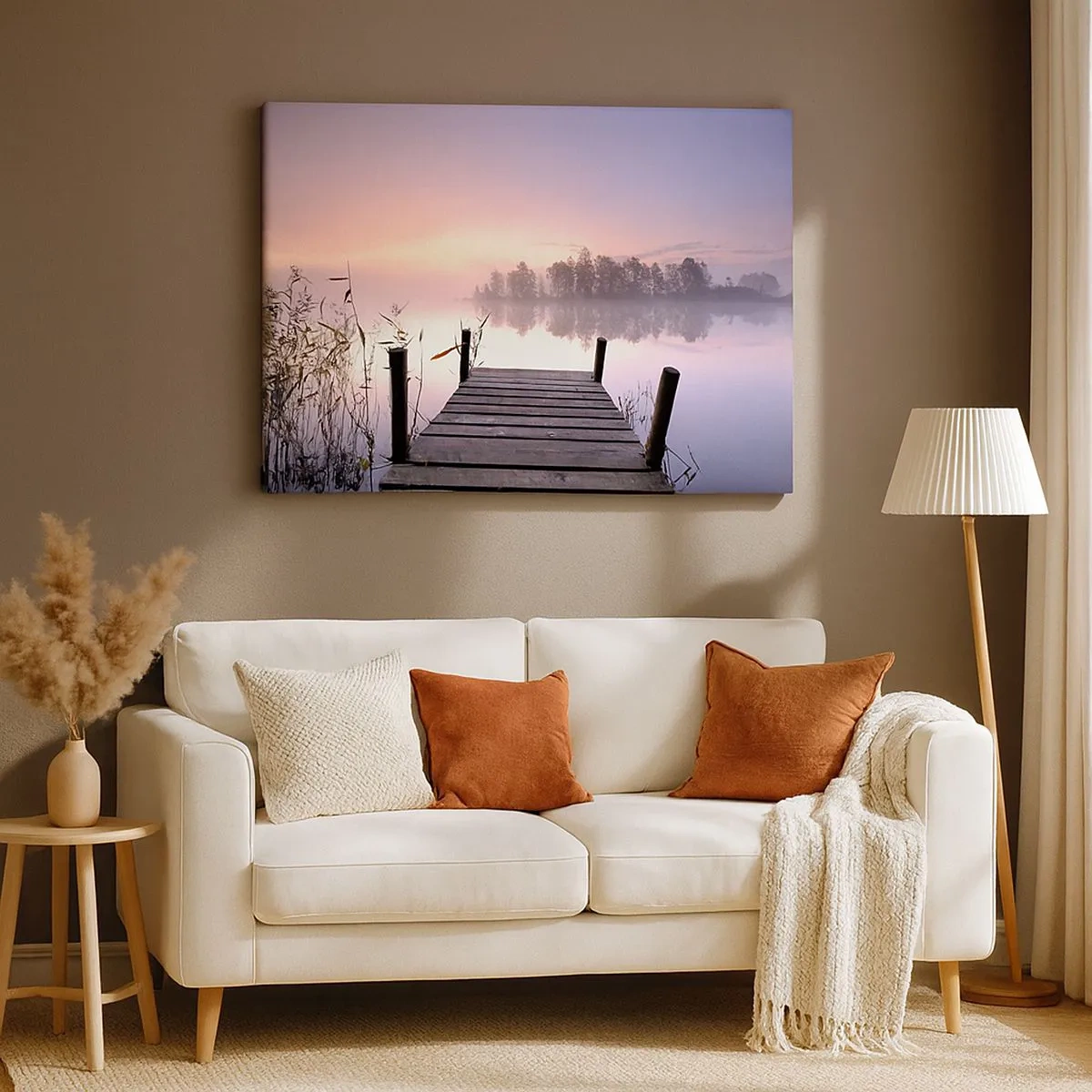 Impression sur toile - Image sur toile - Une jetée au bord du lac à l'aube avec du brouillard et un ciel pastel - 70x50cm - De la brume lilas… - Décoration murale moderne pour le salon et la chambre ARTTOR