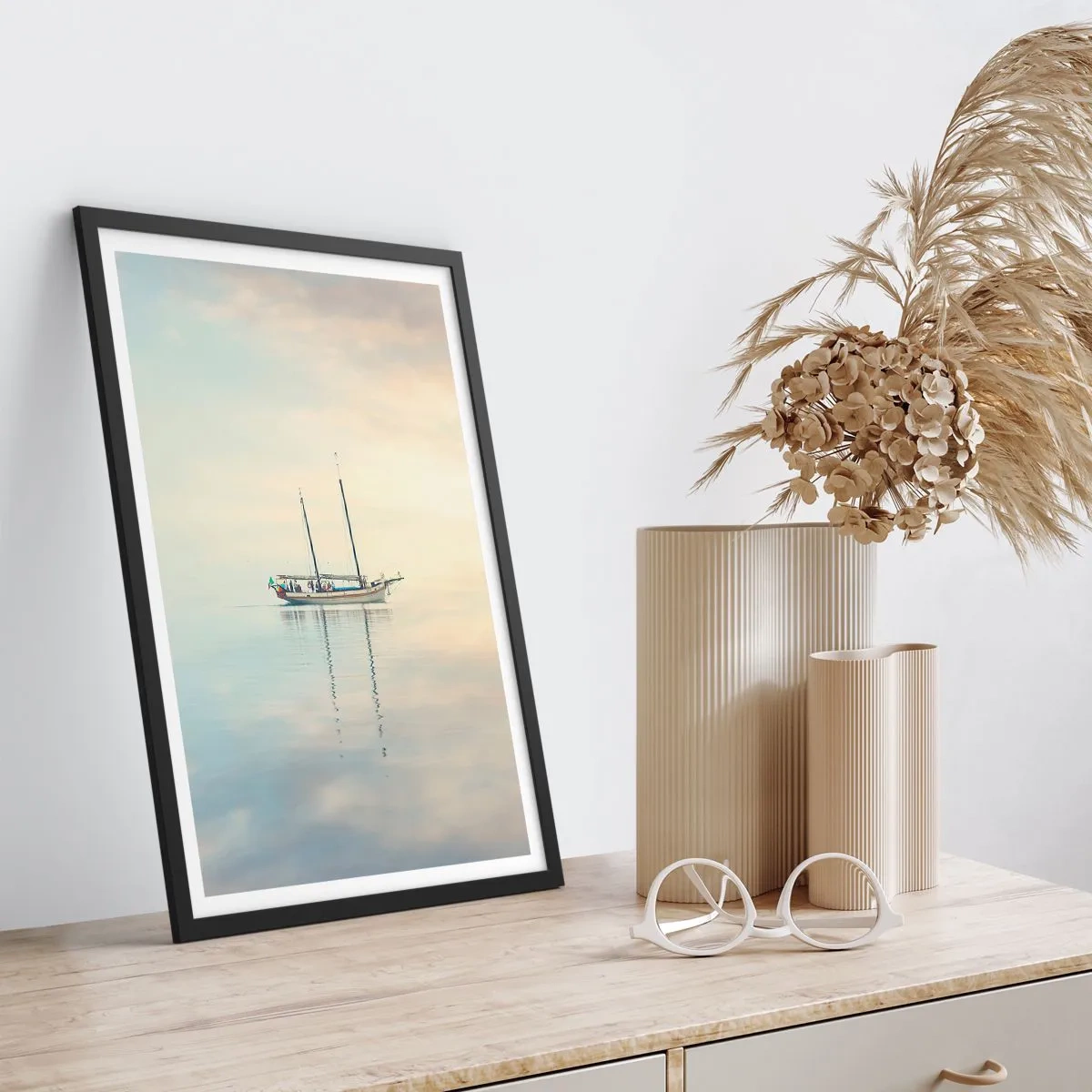 Affiche dans un cadre noir - Poster - Un navire sur une mer calme avec un doux reflet - 50x70cm - Dans une mer de silence - Décoration murale moderne pour le salon et la chambre ARTTOR