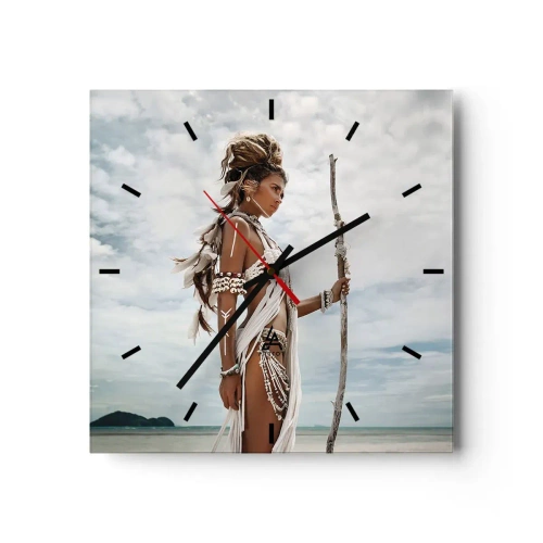 Horloge murale - Pendule murale - Femme stylisée sur la plage avec des ornements ethniques et un bâton - 30x30cm - Reine des tropiques - Décoration murale moderne pour le salon et la chambre ARTTOR