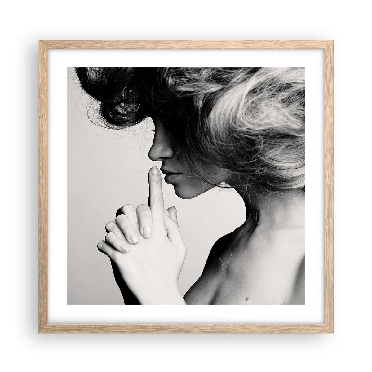 Affiche dans un chêne clair - Poster - A l'écoute d'elle-même - 50x50 cm