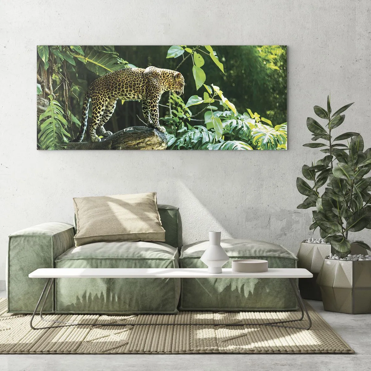 Impression sur verre - Image sur verre - Un léopard debout sur un rocher entouré de végétation tropicale - 120x50cm - À la chasse? - Décoration murale moderne pour le salon et la chambre ARTTOR