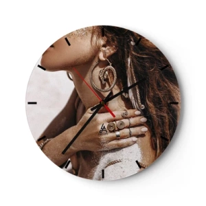 Horloge murale - Pendule murale - Une femme avec des bijoux ornés sur un fond de sable et de lumière - 30x30cm - Reine des plages sauvages - Décoration murale moderne pour le salon, la cuisine et la chambre ARTTOR