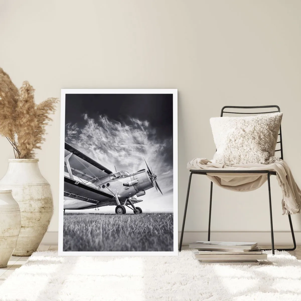 Affiche - Poster - Une image en noir et blanc d'un avion contre un ciel dynamique. - 50x70cm - Le pèlerin ailé - Décoration murale moderne pour le salon et la chambre ARTTOR