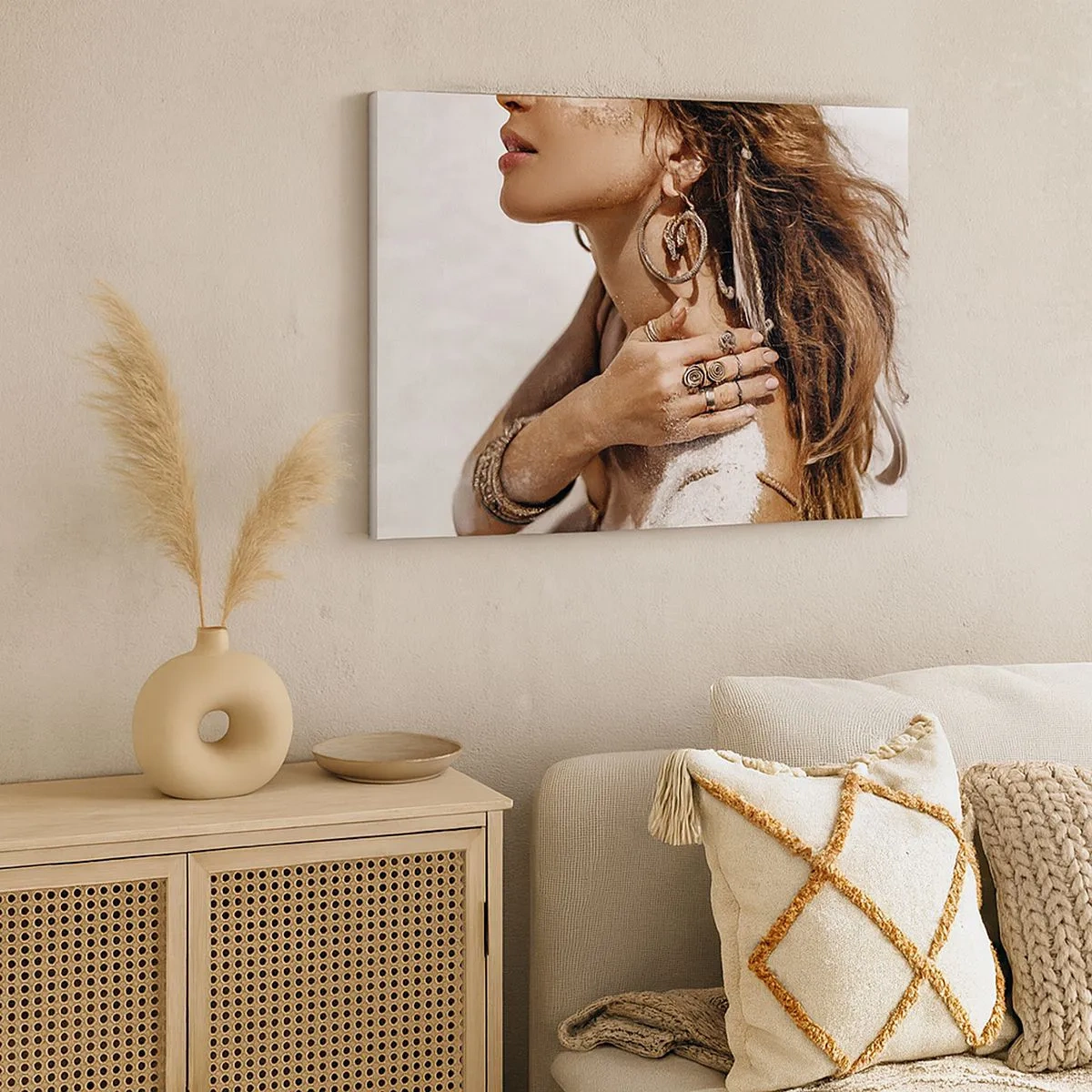 Impression sur toile - Image sur toile - Femme élégante avec des bijoux sur un fond de sable clair - 70x50cm - Reine des plages sauvages - Décoration murale moderne pour le salon et la chambre ARTTOR