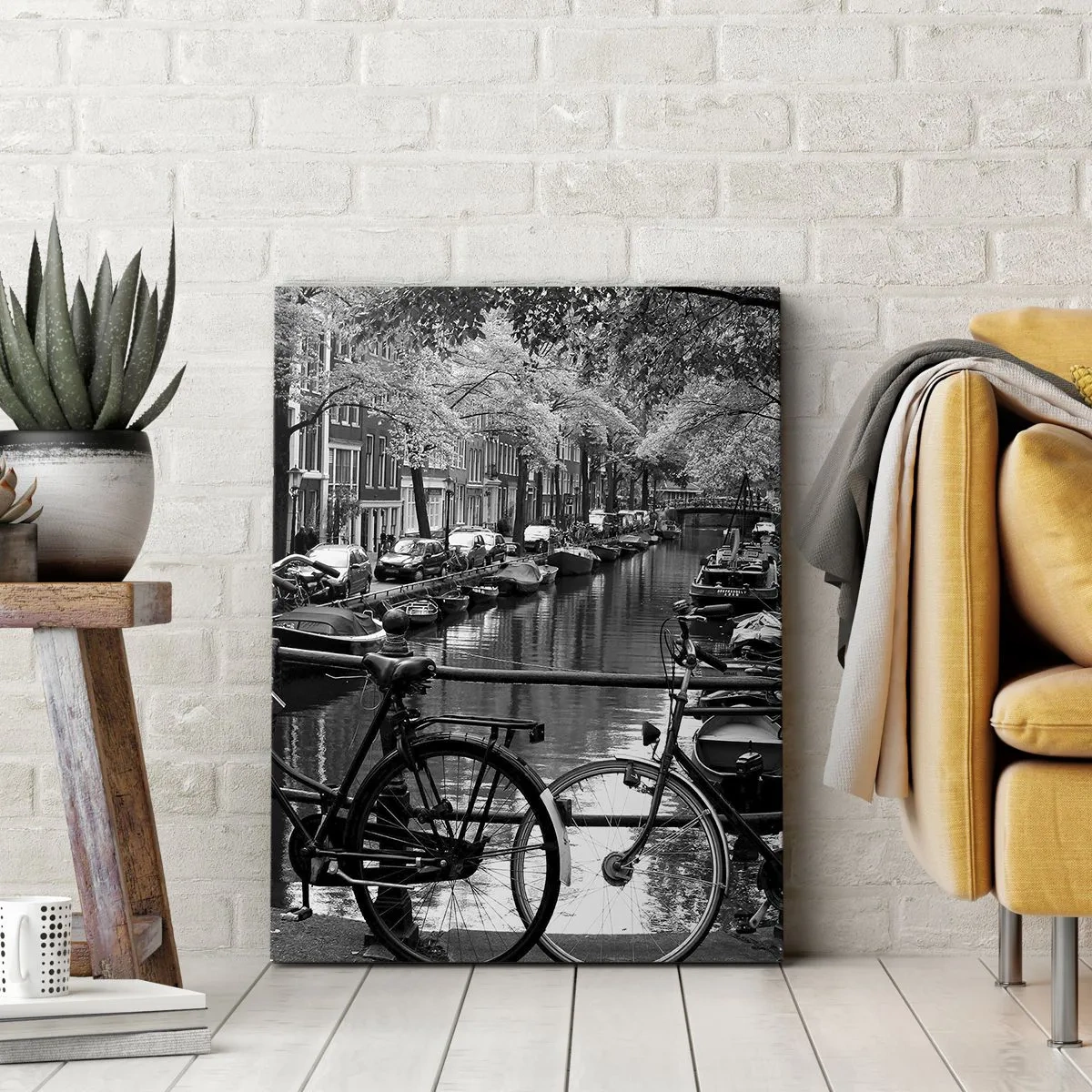 Impression sur toile - Image sur toile - Canal avec des vélos en photographie noir et blanc - 50x70cm - Une vue très hollandaise - Décoration murale moderne pour le salon et la chambre ARTTOR