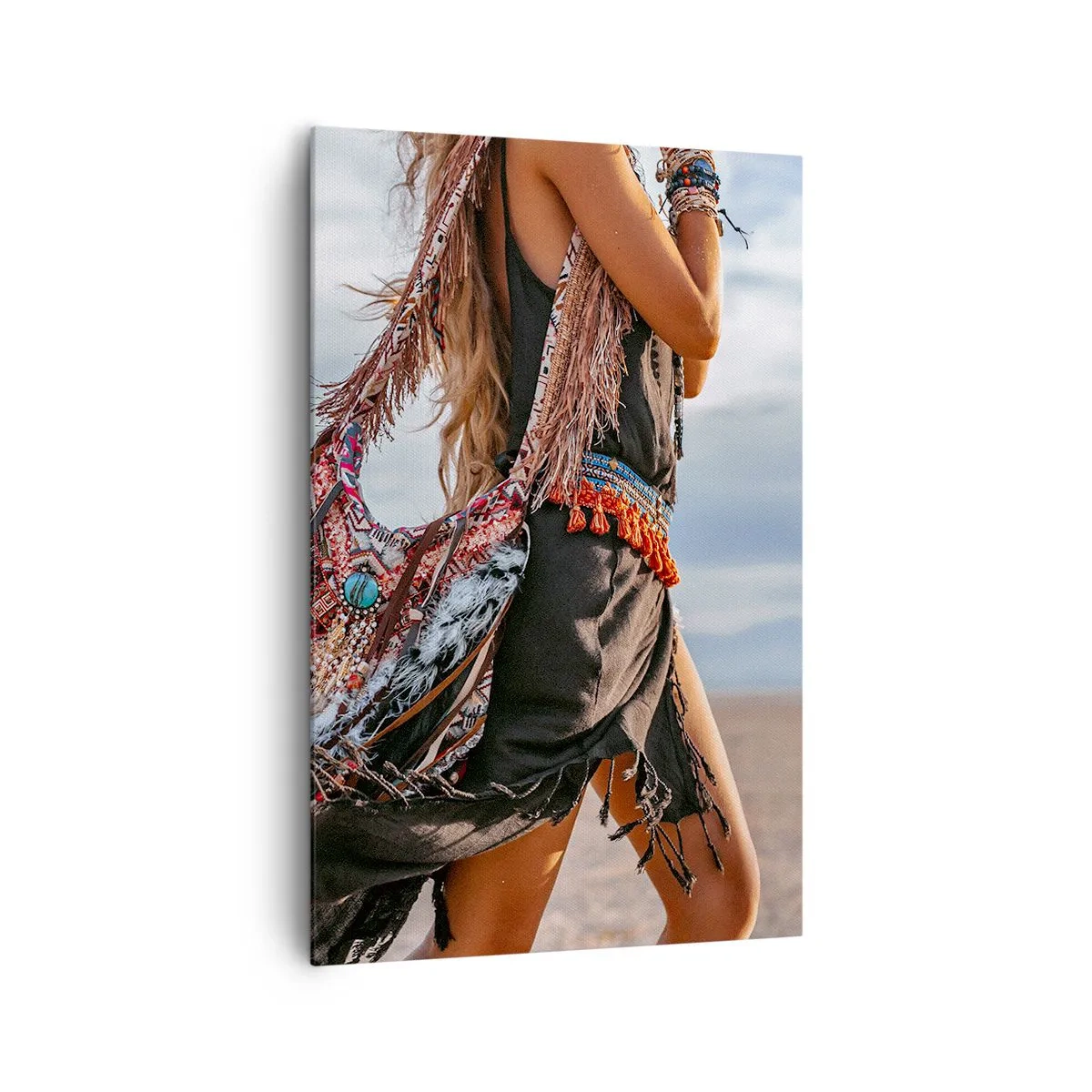 Impression sur toile - Image sur toile - Une femme dans un style bohème avec des détails de plumes et de bijoux - 80x120cm - La fille du chaman - Décoration murale moderne pour le salon et la chambre ARTTOR