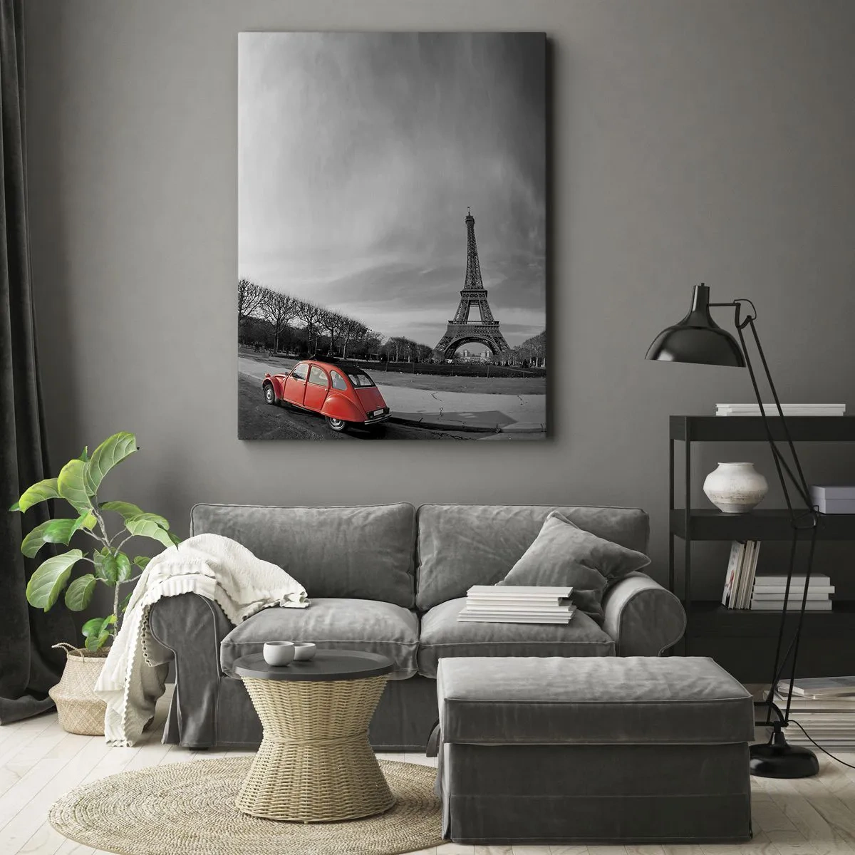 Impression sur toile - Image sur toile - Une voiture rouge avec la Tour Eiffel en arrière-plan dans un paysage en noir et blanc - 50x70cm - Plus parisien que Paris lui-même - Décoration murale moderne pour le salon et la chambre ARTTOR